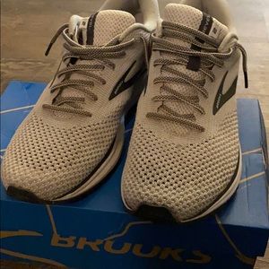 Size 10.5 brooks shoes